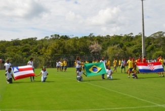 Bandeiras da Bahia, do Brasil e da Croácia são expostas na inauguração do CTS - Praia do Forte (Crédito: Prefeitura de Mata de São João)